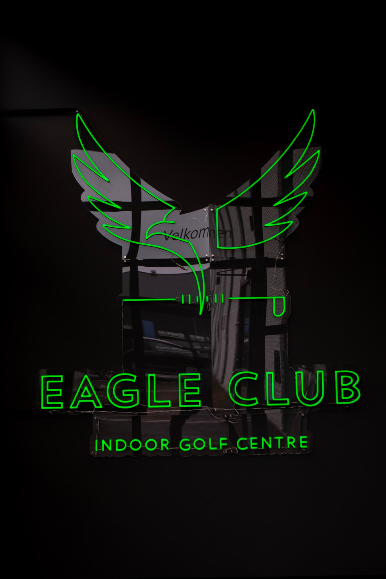 Eagle Club logo i neon ved indgangen